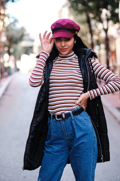 Jeune fille du Moyen-Orient avec chapeau rouge à l'extérieur — Photo