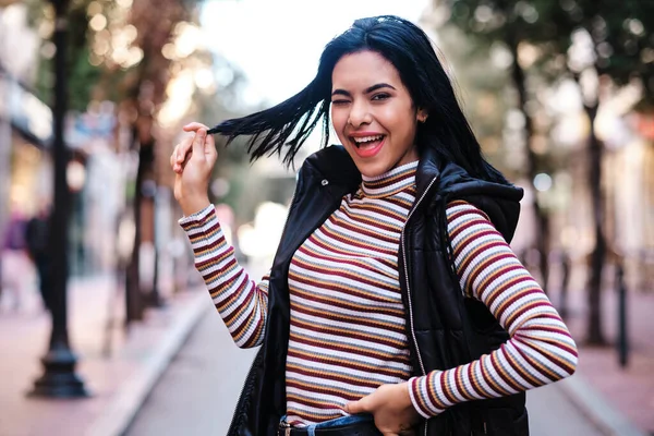 Jeune fille marocaine aux cheveux courts avec tenue d'automne - concept d'automne — Photo