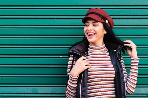 Jeune fille marocaine aux cheveux courts avec tenue d'automne - concept d'automne — Photo