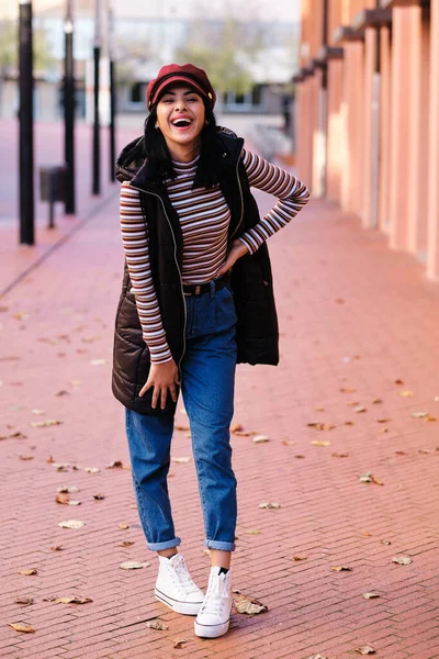 Jong Marokkaans meisje met kort haar met herfst outfit - herfst concept — Stockfoto