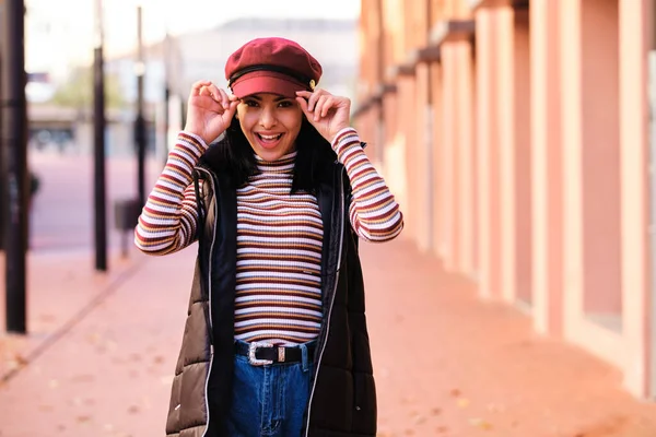 Güz kıyafetli kısa saçlı Faslı genç kız - sonbahar konsepti