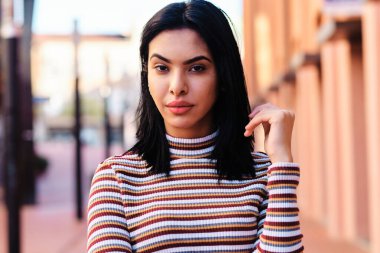 Kameraya bakan genç Fas modeli - yaşam tarzı konsepti