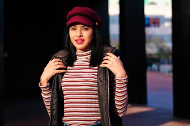 Kırmızı şapkalı genç ortadoğu kızı.