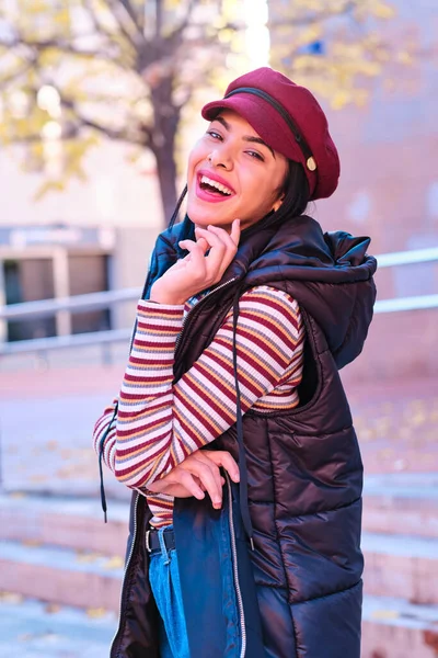 Jeune fille du Moyen-Orient avec chapeau rouge à l'extérieur — Photo