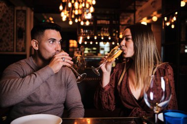 Bir çift restoranda buluşup kadeh kaldırıyor..