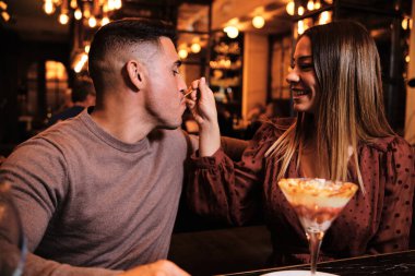 Çiftler tatlıyı paylaşır ve randevunun tadını çıkarır..