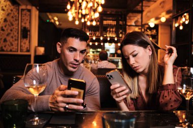 Genç çift cep telefonlarını kullanıyor..