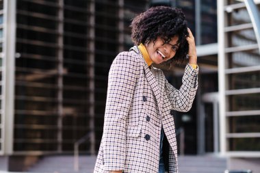 Sokakta gülümseyen Afro kadın..