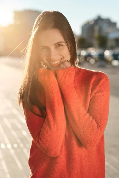 Portret van een jonge vrouw die buiten lacht. — Stockfoto