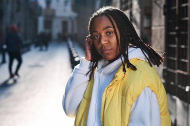 Açık havada duran Afrikalı Amerikalı kadın..