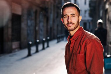 Sokakta dikilen adam.