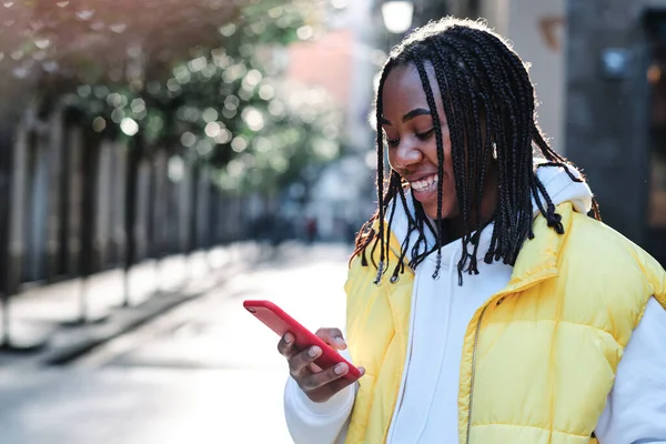 Donna che utilizza il suo telefono cellulare all'aperto. — Foto Stock