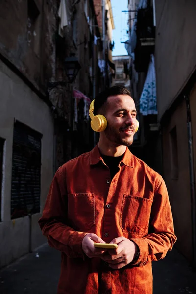 Hombre usando su teléfono mientras escucha música. —  Fotos de Stock