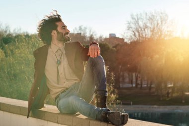 Adam parkta otururken rahatlamış..