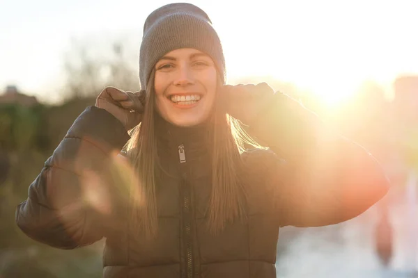 Vrouw in warme kleren en glimlachend buiten. — Stockfoto