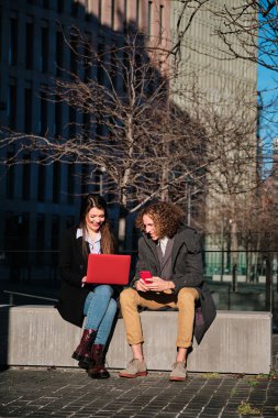 Dışarıda birlikte çalışan iş adamları..