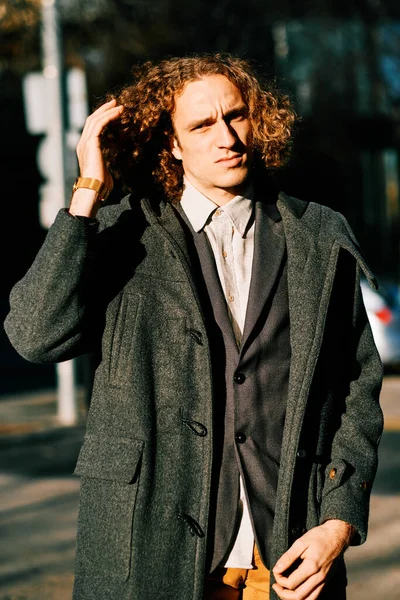 Elegante hombre de pie al aire libre en la calle. —  Fotos de Stock