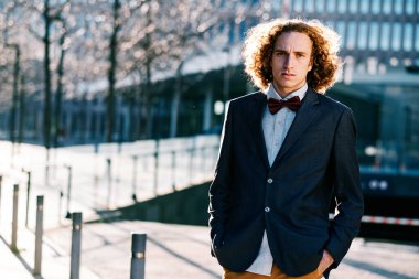 Sokakta duran şık bir adam..