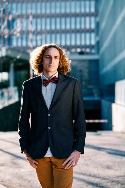 Sokakta poz veren şık bir adam..