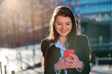İş kadını telefonuyla mesaj gönderiyor..