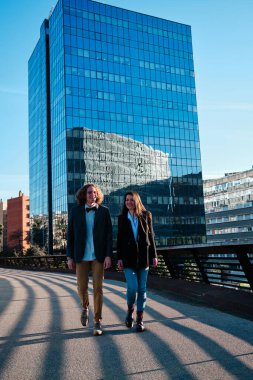 Ofis arkadaşları dışarıda birlikte yürüyorlar..