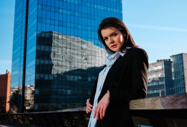 FINANCIAL ŞEHRİ 'nde açık havada duran profesyonel iş kadını