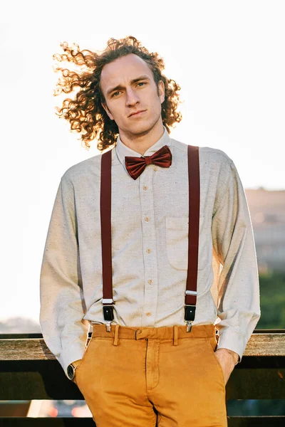 Elegante hombre de pie al aire libre en la calle. —  Fotos de Stock