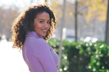 Dışarıda duran genç bir kadının portresi..