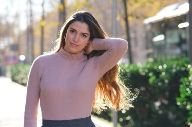 Sokakta dikilen kadın..