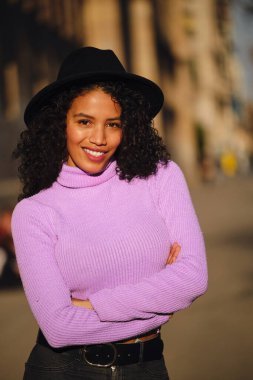 Kollarını kavuşturmuş bir kadın..