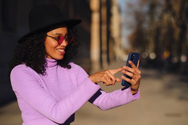 Cep telefonu ekranında parmağı olan bir kadın..