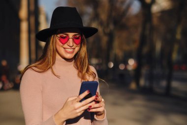 Dışarıda cep telefonunu kullanan bir kadın..