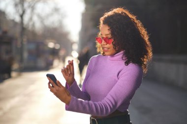 Dışarıda cep telefonunu kullanan bir kadın..