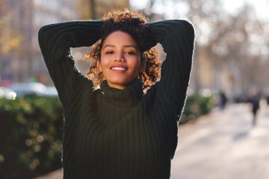 Sokakta duran genç bir kadın..