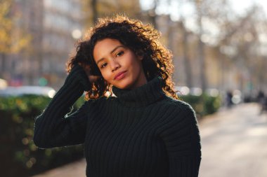 Sokakta duran genç bir kadın..