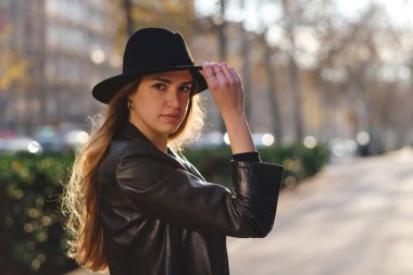 Sokakta poz veren genç bir kadın..