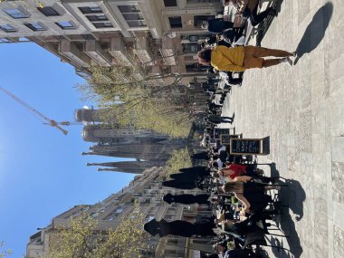 Barselona İspanya - 21 Mart 2021: Katalan hükümeti tarafından Coronavirus 'a yönelik kısıtlamaların kaldırılması yerel halkın Sagrada Familia katedrali yakınlarındaki sokakları kullanmasına yol açtı