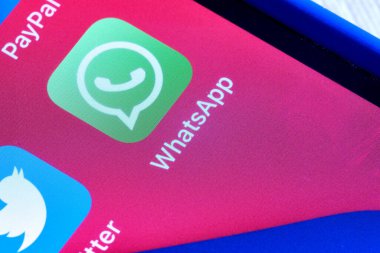 Barselona, İspanya - 25 Mart 2021 - iPhone ekranı Twitter ve Whatsapp uygulamasını ana ekranda gösteriyor