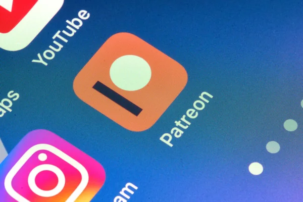Barselona, İspanya - 25 Mart 2021 - Ana ekranda Patreon uygulama simgesini gösteren iPhone ekranı
