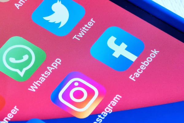 Barselona, İspanya - 25 Mart 2021 - iPhone ekranında Twitter, Whatsapp, Instagram ve Facebook uygulama simgesi ana ekranda