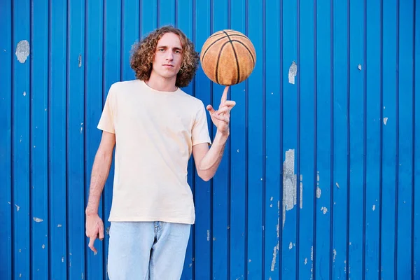 Joven con el pelo rizado con su pelota de baloncesto en la mano —  Fotos de Stock