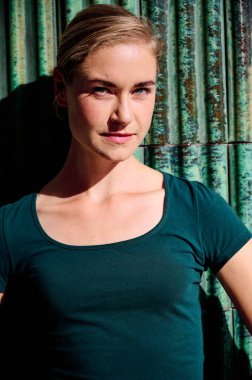 Genç beyaz kadın kameraya doğrudan bakıyor.