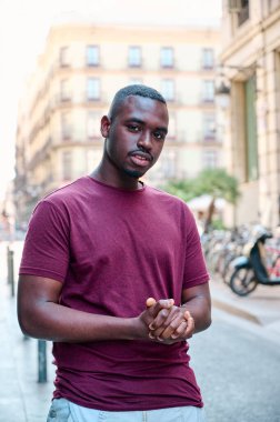 Genç Afro-Amerikan modeli doğrudan kameraya bakıyor.