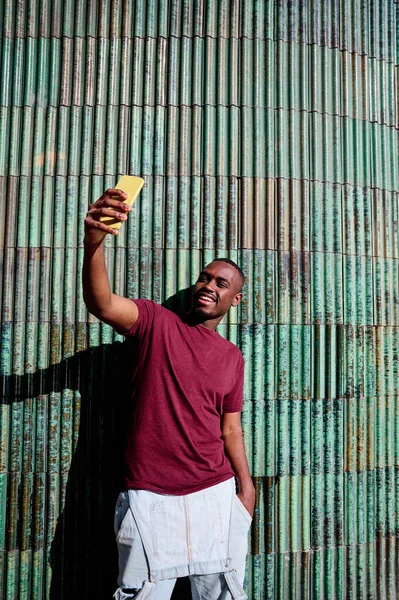 젊은 아프리카 계 미국인 이 핸드폰을 사용하는 모습 — 스톡 사진
