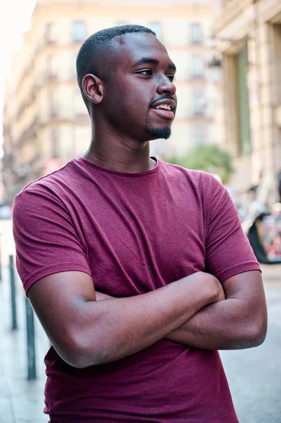 Retrato de un hombre afroamericano mirando hacia otro lado —  Fotos de Stock