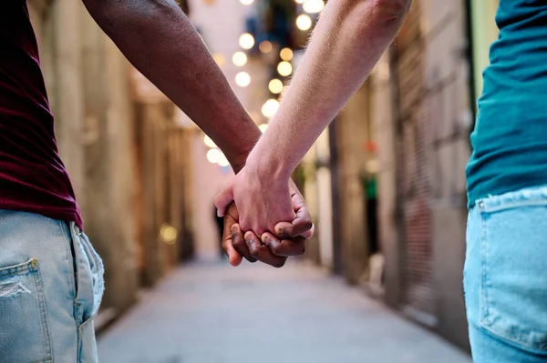 Casal amor interracial de mãos dadas em localização ao ar livre - conceito multiétnico — Fotografia de Stock