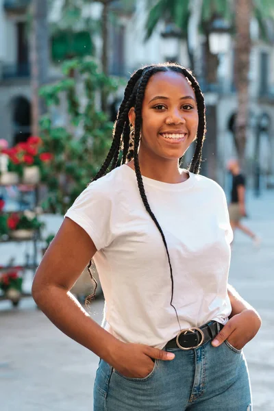 Ung ekuatorisk svart kvinna med flätor på Plaza Real, Barcelona — Stockfoto