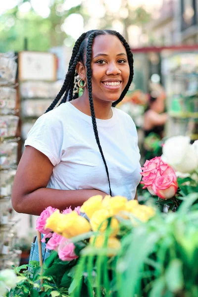 Joven latina en el mercado local comprando flores —  Fotos de Stock