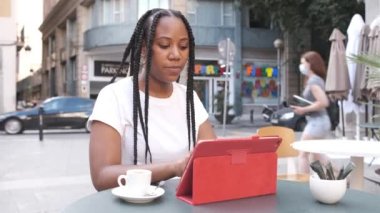 Genç Afro-Amerikan kadın açık havada çalışıyor.