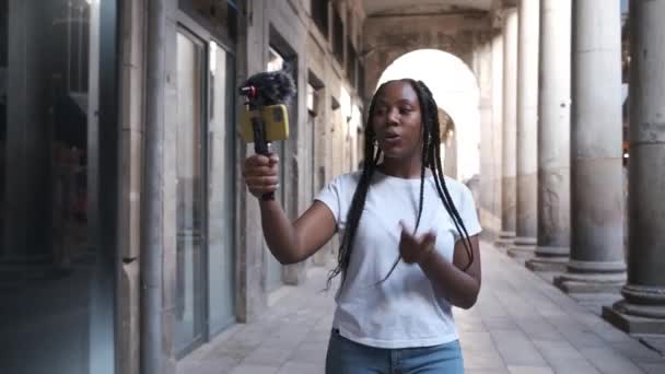 Ung afrikansk amerikansk influencer och youtuber streaming live från gatan — Stockvideo